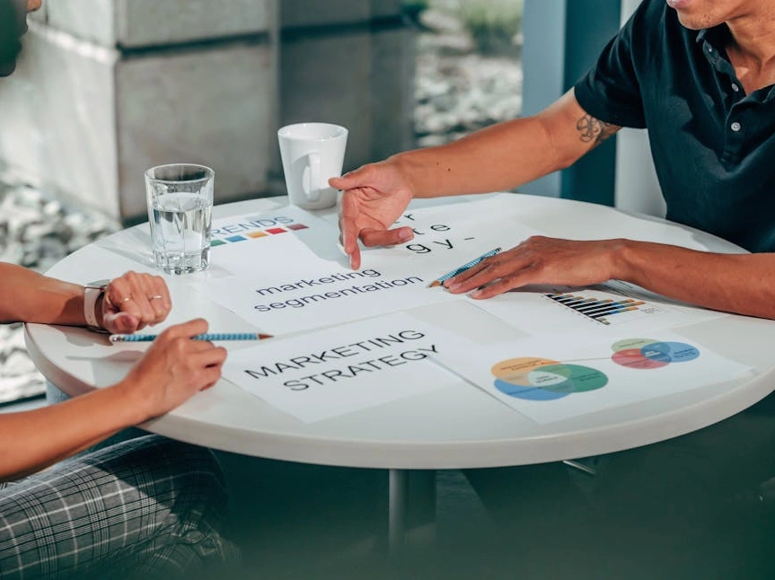 Manager che pianifica una strategia aziendale su una lavagna trasparente