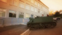 Une capture d'écran d'un petit char de l'armée avec un chauffeur et deux personnes sur une rue.
