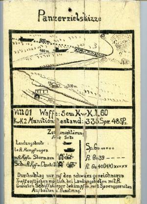 Une carte en bois de la plage en Normandie sur laquelle apparaissent  des notes écrites par les Allemands sur l’identification de chars.