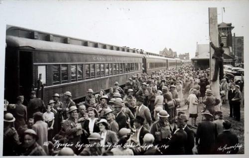 Une photographie de nombreux soldats montant dans un train.