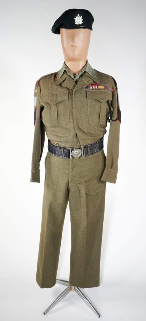 Un mannequin vêtu d’un uniforme de soldat de la Seconde Guerre mondiale portant l’insigne des Queen’s Own Rifles.