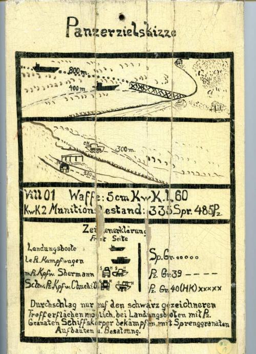 Une carte en bois de la plage en Normandie sur laquelle apparaissent  des notes écrites par les Allemands sur l’identification de chars.