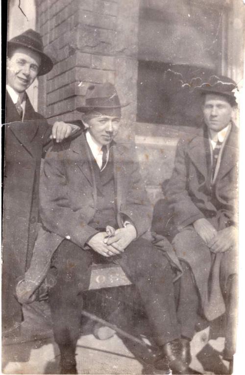 Une photographie noir et blanc de Byron Cooper Sisler avec deux amis.