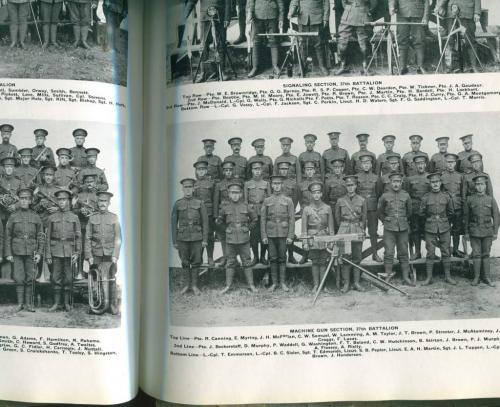 Un portrait en noir et blanc de soldats posant avec leur mitrailleuse.