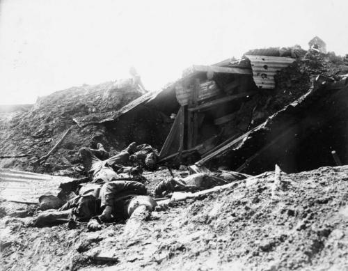 Une photographie en noir et blanc des corps de soldats allemands morts au milieu d’un paysage dévasté.