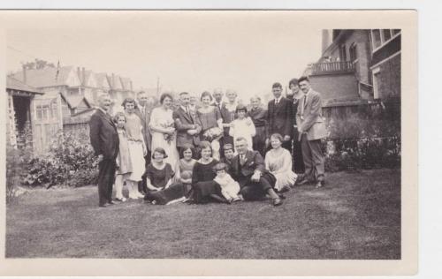 Une photographie en noir et blanc de Byron Cooper Sisler et Mildred Ramsden le jour de leur mariage.