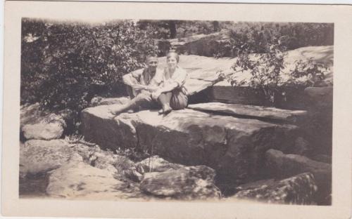 Une photographie en noir et blanc de Byron et Mildred assis sur de gros rochers.