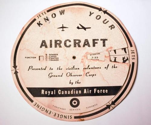 Une roue en carton qui tourne pour permettre d’aligner les silhouettes de différents avions avec leur nom.