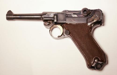 Une photo d’un pistolet semi-automatique doté d’une poignée texturée et angulaire.