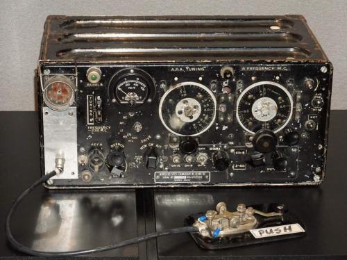 Un télégraphe Morse noir en métal.