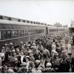 Une photographie de nombreux soldats montant dans un train.
