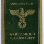 Un petit livre de poche vert dont la couverture est décorée de l’aigle de l’Empire germanique au-dessus d’une croix gammée.