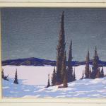 Une photo d’une petite peinture encadrée représentant un paysage de neige ayant en premier plan un bosquet de conifères.