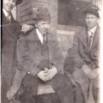 Une photographie noir et blanc de Byron Cooper Sisler avec deux amis.