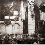 Une photographie de l’intérieur d’une église bombardée où un tableau du Christ fut partiellement détruit.