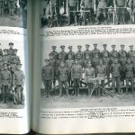 Un portrait en noir et blanc de soldats posant avec leur mitrailleuse.