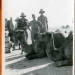 Une photo en noir et blanc de Gurney Smith avec un chameau.